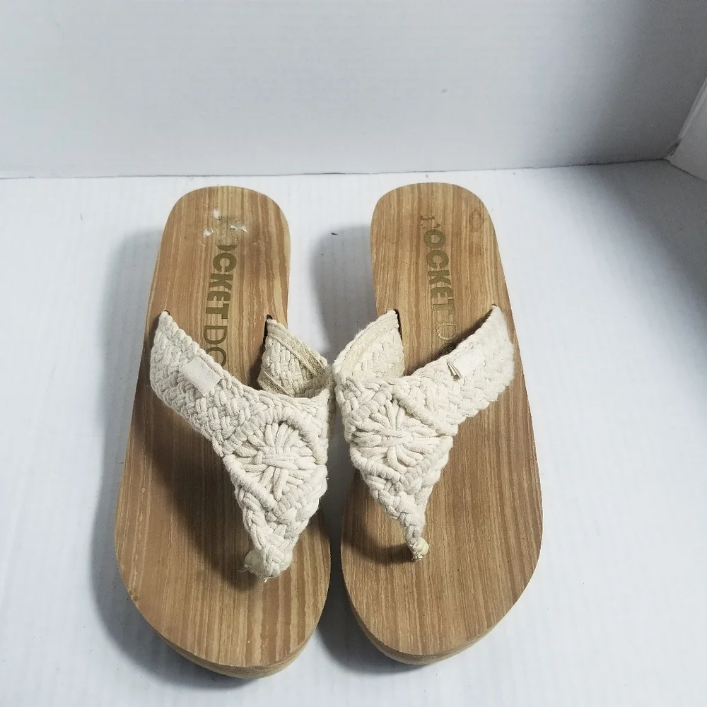 ROCKET DOG WEDGE SANDALS ESTIMATED SIZE 8